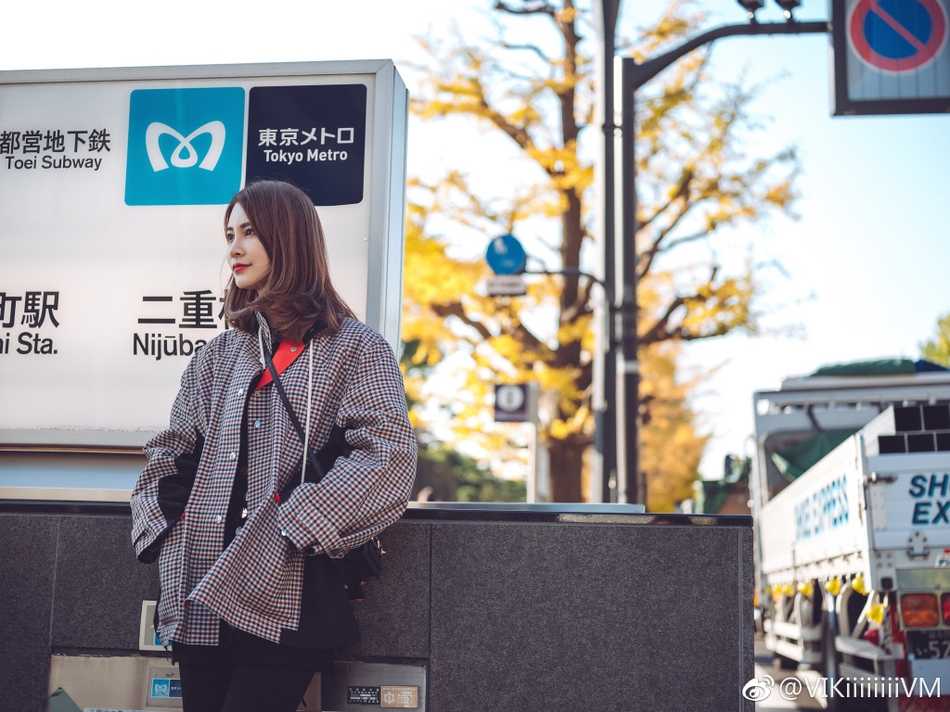 王星洋身处温馨室内，身穿深色舒适服饰，举手投足间散发着成熟女性的淡定与从容。