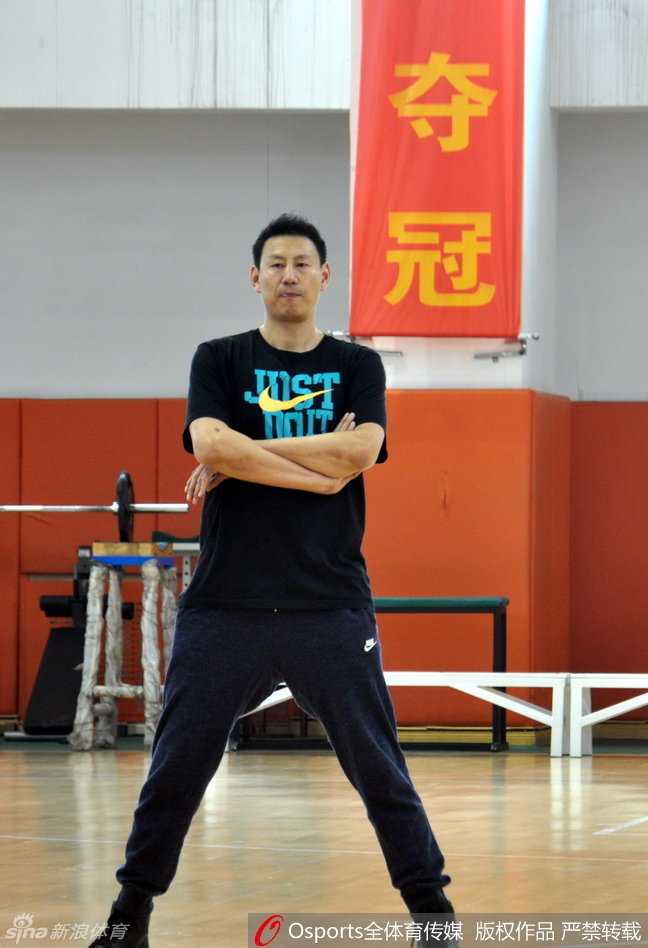 李楠挂帅山东全运男篮全力冲刺全运会预赛 铁帅李楠双手叉腰站在训练场中央,目光如炬,霸气十足的站姿彰显出他对球队纪律的严格要求和对胜利的无限渴望。