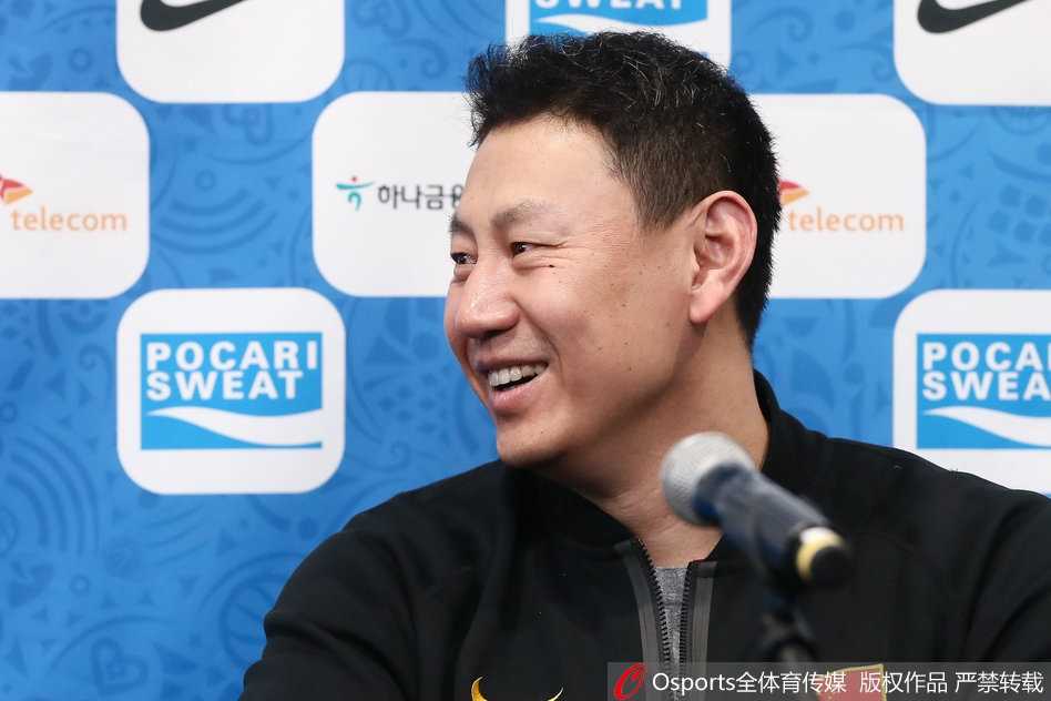 李楠在发布会现场双手摊开，做出无奈又诙谐的表情，像是在调侃媒体提出的刁钻问题