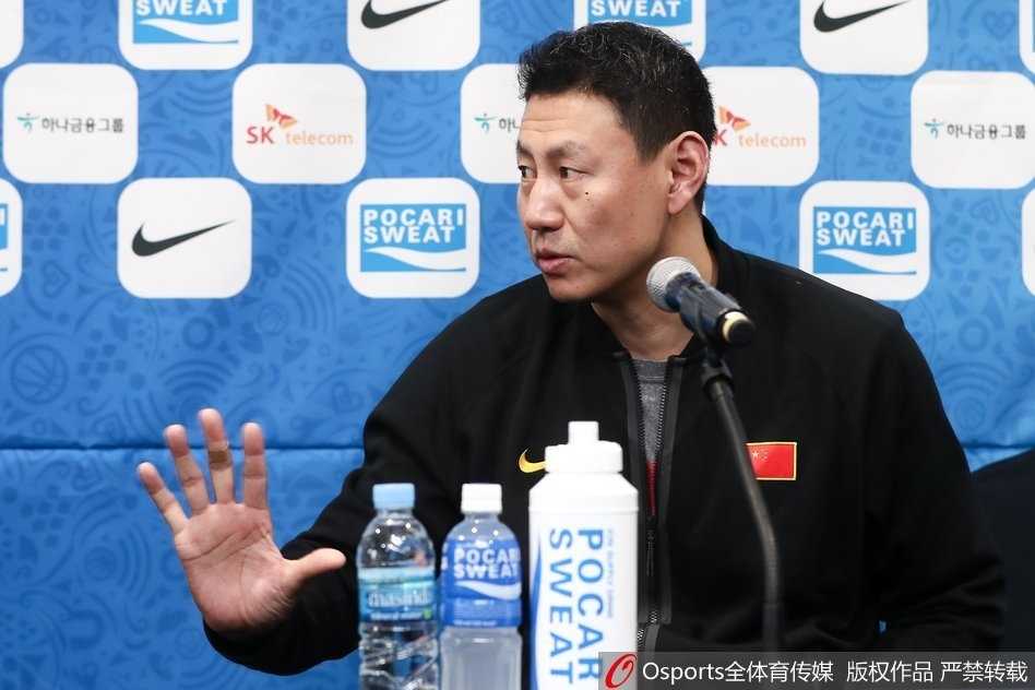 李楠眉头紧锁认真聆听记者提问，眼神中透露出对新挑战的专注与一丝不苟