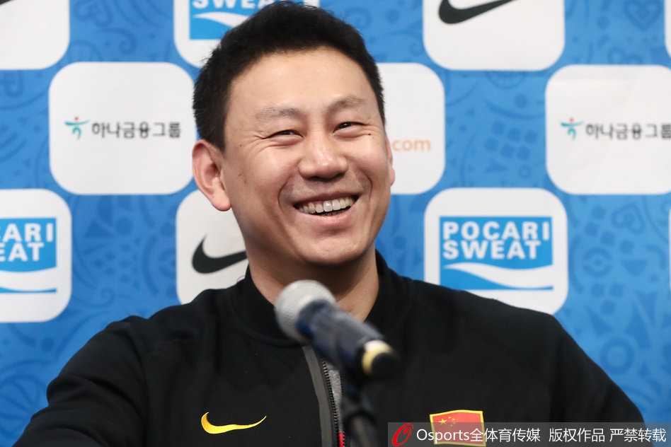 李楠正用手势向记者们比划着战术跑位，脸上洋溢着自信且略带骄傲的神采