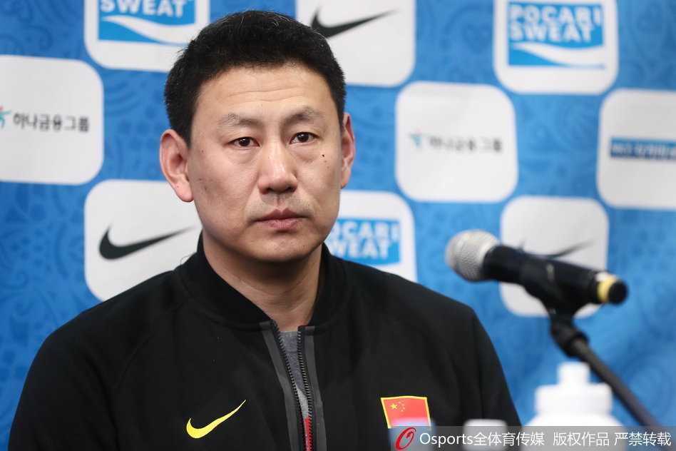 李楠手持战术板侃侃而谈，神情投入而专注，仿佛此刻正置身于激烈的赛场之上