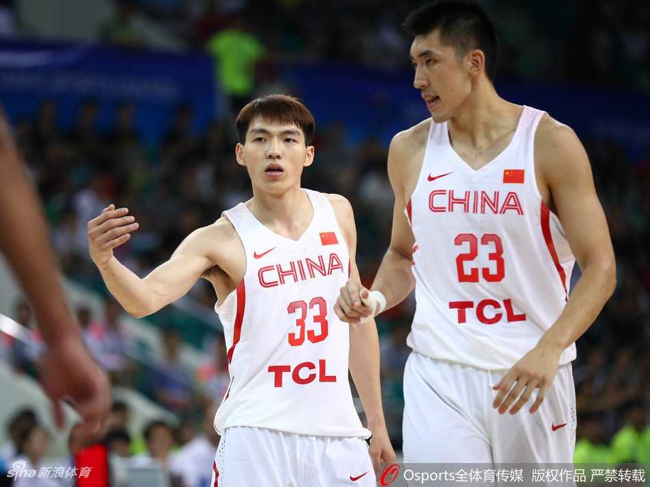 吴前在三分线外遭遇对方球员的贴身紧逼，他护住篮球，身体微微后仰试图摆脱防守，空气里弥漫着紧张的对决气息。