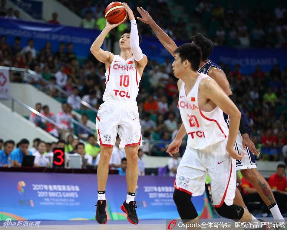 比赛间隙，杜锋与身后的教练组成员神情严峻地商讨对策，背景中的赵岩昊目光望向教练席，仿佛在等待着下一次冲锋的号令。