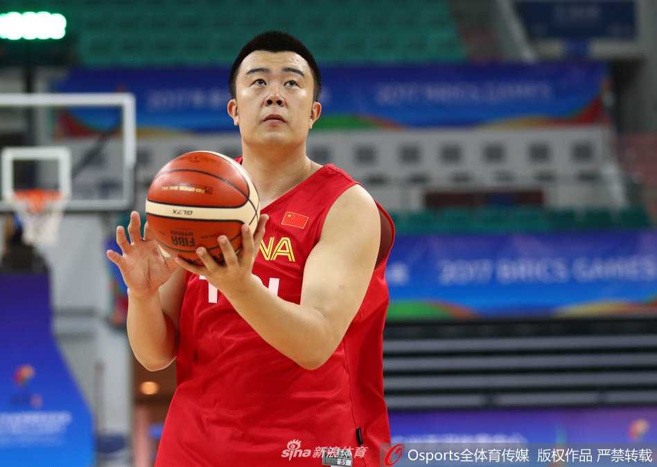 胡金秋在内线卡位要球，年轻的面庞上写满坚毅，这位瘦削但拼劲十足的少年，正等待着恩师的发令，准备在热身赛中兑现天赋。