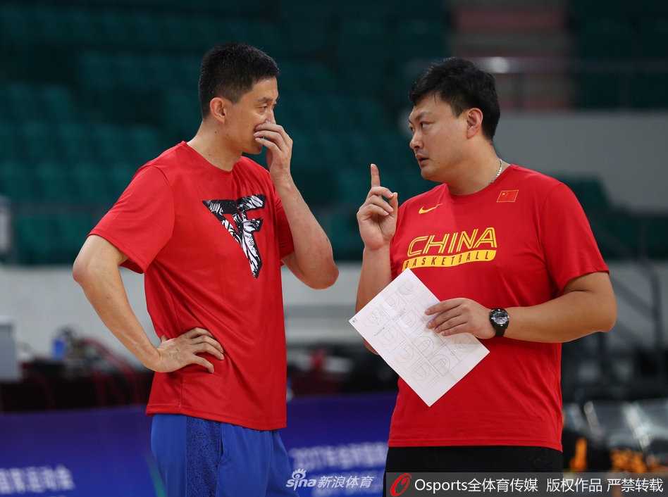 训练间隙，杜锋双手叉腰耐心讲解战术跑位，球员们围成一圈侧耳倾听，此刻的训练馆里没有喧哗，只有战术板上的线条勾勒着胜利的蓝图。