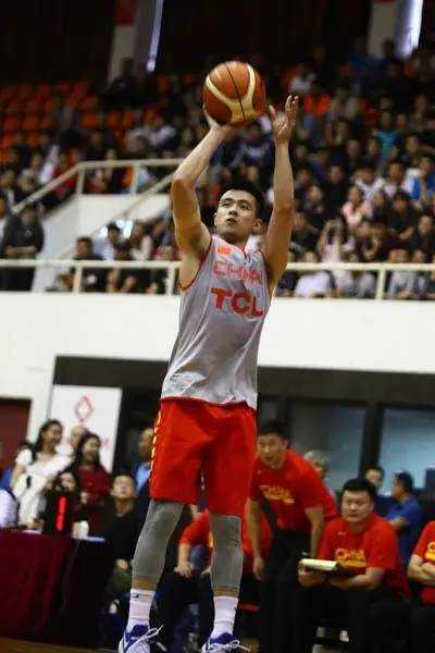 陶汉林高高跃起双手暴扣，他整个身体如同拉满的弓弦，身后的红队防守球员只能望球兴叹，篮架上的记者们纷纷按下快门记录这势大力沉的一刻。