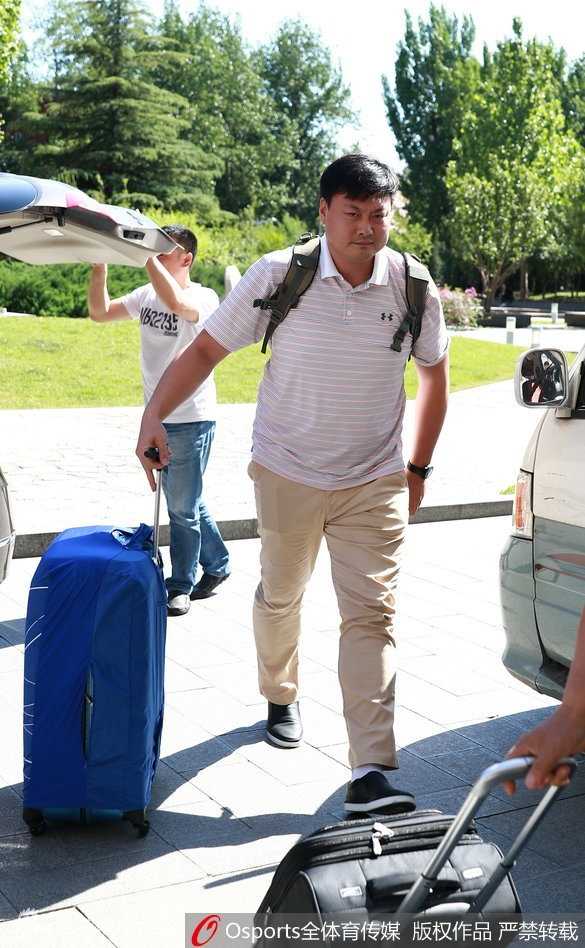 蓝队助教张博雨与球迷合影，他魁梧的身材在人群中格外显眼，笑容可掬。