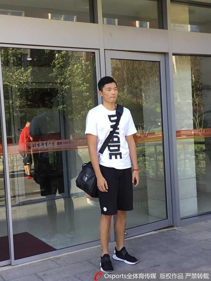 蓝队球员鞠明欣在场边接受媒体采访，略显青涩的脸上写满了对未来集训生活的期待。