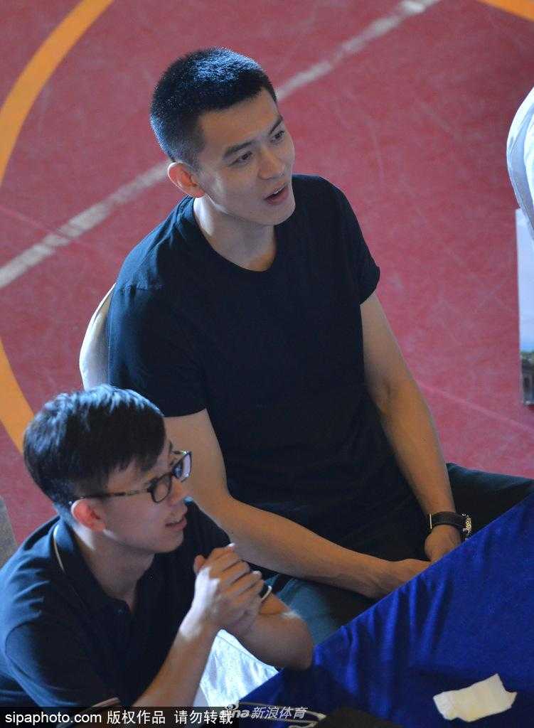 杨鸣现身沈阳三对三赛场 帅气依旧畅谈全运新目标 近距离特写下,杨鸣的笑容极具感染力,眉眼弯弯,眼神清澈而坚定。他手持话筒,似乎在分享着什么有趣的篮球故事,身后球迷的目光齐刷刷地聚焦在他身上。