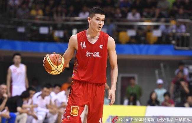 易建联在比赛中眼神如炬霸气扣篮展现中国男篮领袖的沉稳与力量之美
