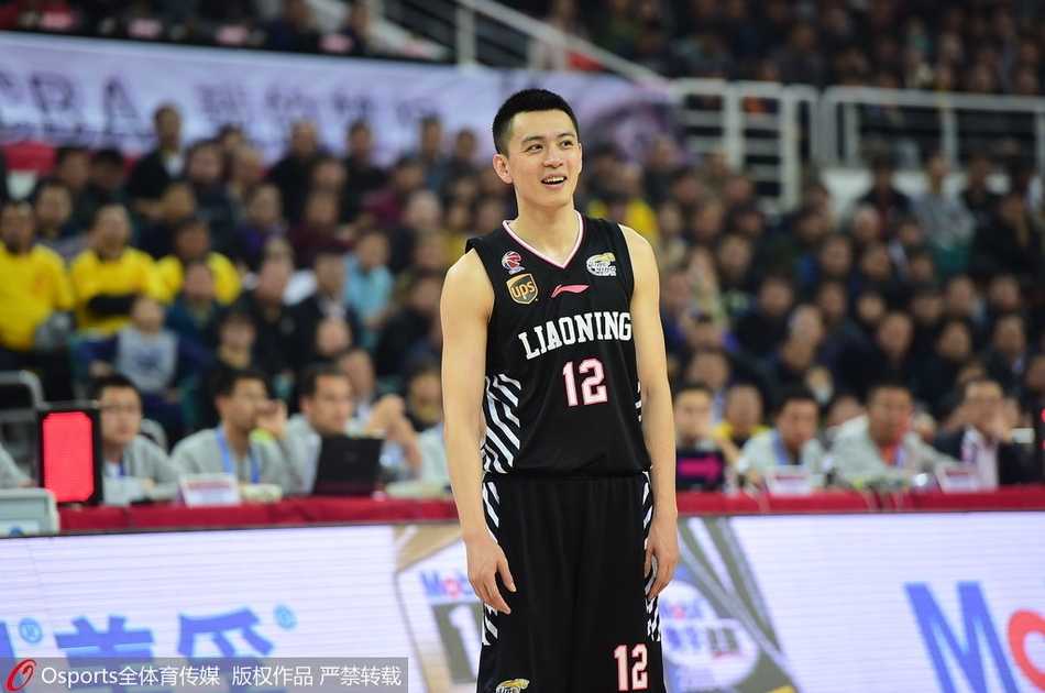 阿不都沙拉木有着立体深邃的五官眼神专注透出西域少年的阳光与坚毅