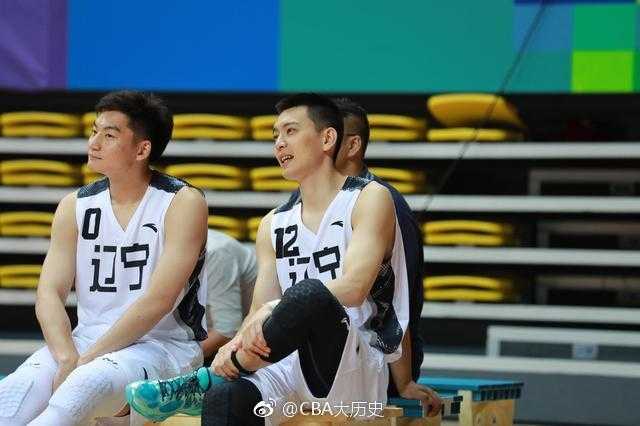 场边的杨鸣身着训练服，他回头观望，眼神中流露出对赛场形势的洞察，这一刻他不再是青涩少年，而是沉稳可靠的球队领袖。