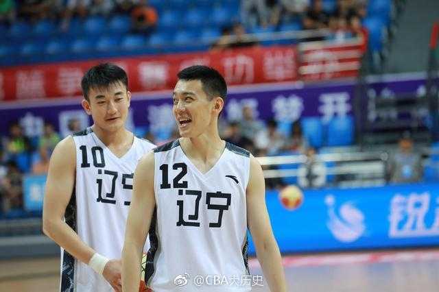 赛后离场的杨鸣满头大汗，他一边走一边解开球衣领口，脸上带着一丝疲惫却依然目光坚定，这真实的一幕记录了他为比赛倾尽全力的模样。