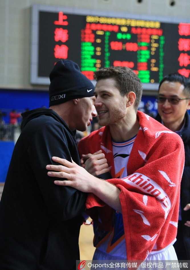 白巧克力双手抱胸坐在场边，脸上带着若有所思的微笑，似乎在回味自己当年在赛场上与高手过招的感觉。