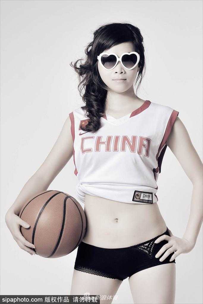 模特李怡飒爽演绎男篮战袍 运动时尚碰撞出火辣魅力 李怡戴着一副潮流感十足的心形墨镜,身着红色中国队球衣,对着镜头俏皮比出摇滚手势,火辣身材与可爱表情形成迷人反差。