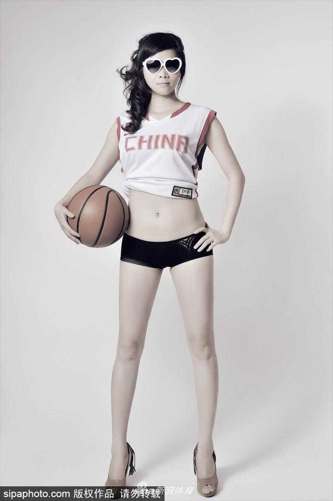 模特李怡飒爽演绎男篮战袍 运动时尚碰撞出火辣魅力 李怡轻松驾驭男篮红白球衣,心形眼镜增添潮流趣味,举手投足间散发出健康阳光的性感气息。
