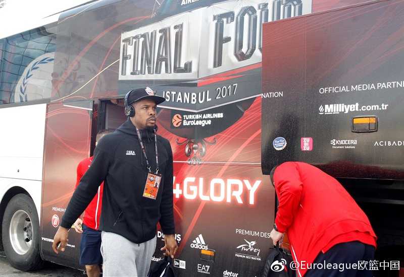 凯尔·海恩斯在篮下卡位，肌肉紧绷，眼神坚毅，他用强壮的身体顶开了皇马中锋阿永，为队友创造了抢篮板的空间。