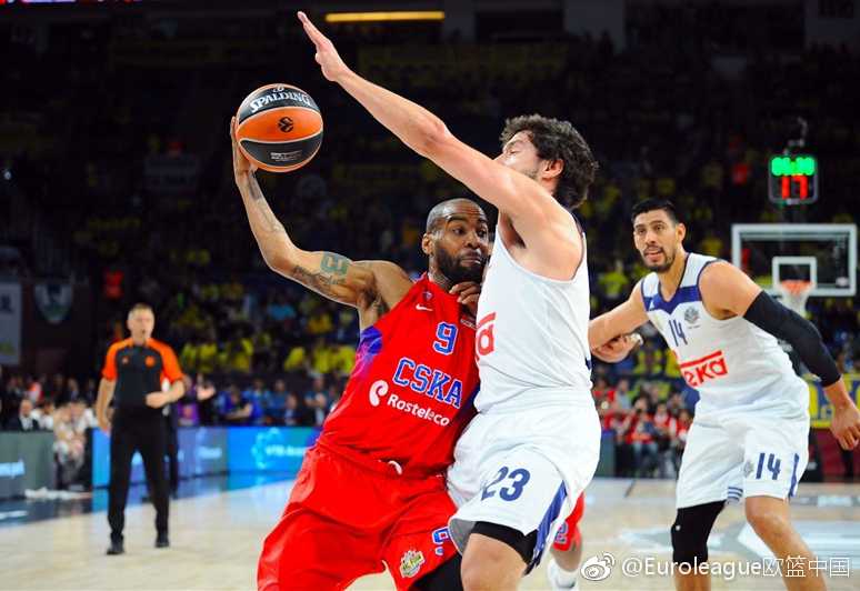 南多·德科洛运球突破，他灵巧的变向晃开了皇马防守尖兵泰勒，眼睛死死盯着篮筐，准备随时急停跳投。