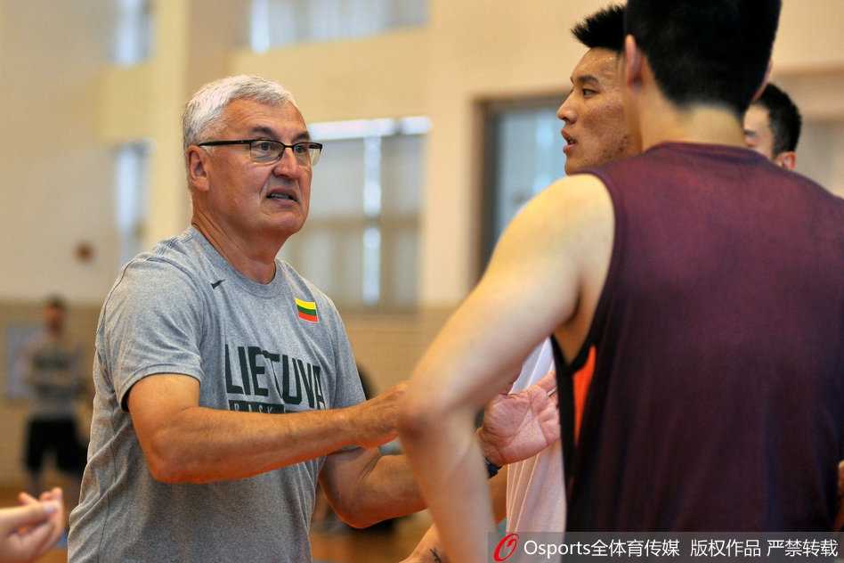 欧洲凯撒的回归·华南虎新篇 尤纳斯重掌广东宏远 训练间隙,尤纳斯将队员们聚拢在身边,他双手抱胸神情严肃地进行面授机宜,队员们围成一圈认真聆听这位欧洲名帅的战术布置