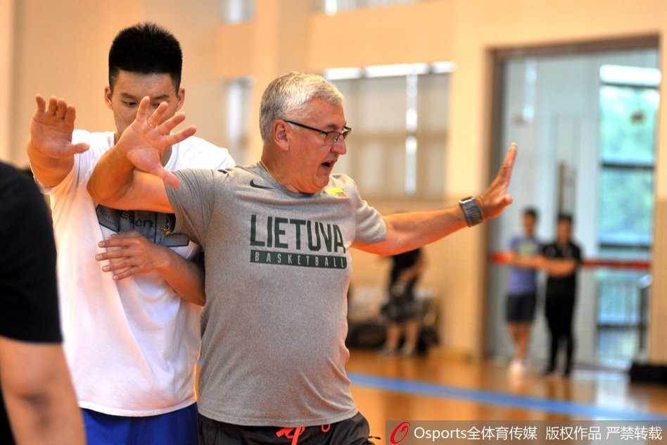 欧洲凯撒的回归·华南虎新篇 尤纳斯重掌广东宏远 满头银发的尤纳斯在训练馆中亲自拿起篮球,用标志性的扎实步伐为内线年轻球员示范背身单打技术,眼神专注而犀利