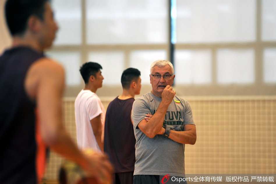 欧洲凯撒的回归·华南虎新篇 尤纳斯重掌广东宏远 训练馆另一侧,尤纳斯紧盯着后卫周湛东的急停跳投动作,在他出手瞬间叫停并上前用手比划着,细致讲解脚步调整与出手时机的配合