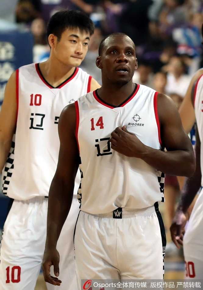 赵率舟三分出手后，篮球在空中划出完美弧线，他的眼神紧紧追随，指尖的触感预示着这记三分又将稳稳命中。