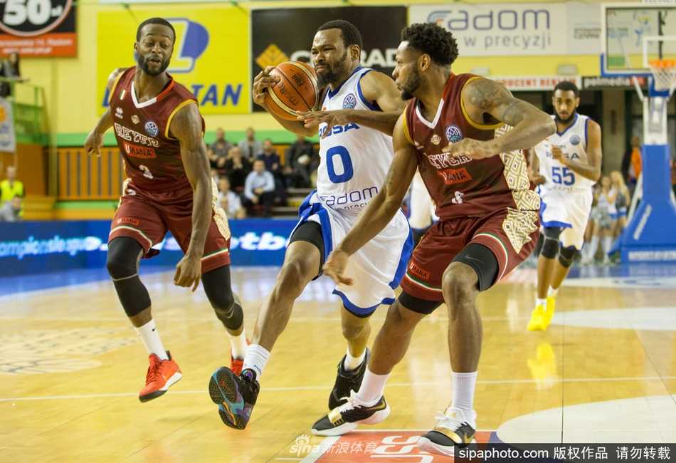 洛萨体育后卫在主场观众的呐喊声中急速变向，试图甩开防守，拉多姆的寒夜因他的速度而沸腾。