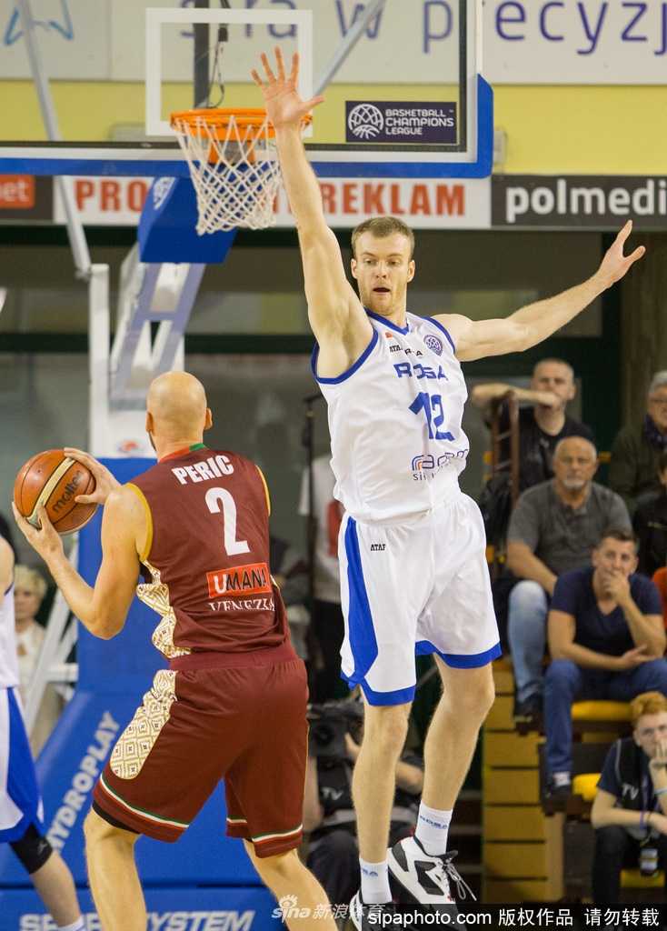 威尼斯雷耶教练在场边挥臂激昂地布置战术，每一个手势都承载着扭转战局的智慧，替补席球员全神贯注。