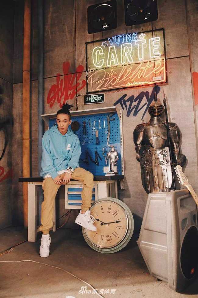 TT在MV拍摄现场随着节奏律动，脚下的Air Jordan 4 