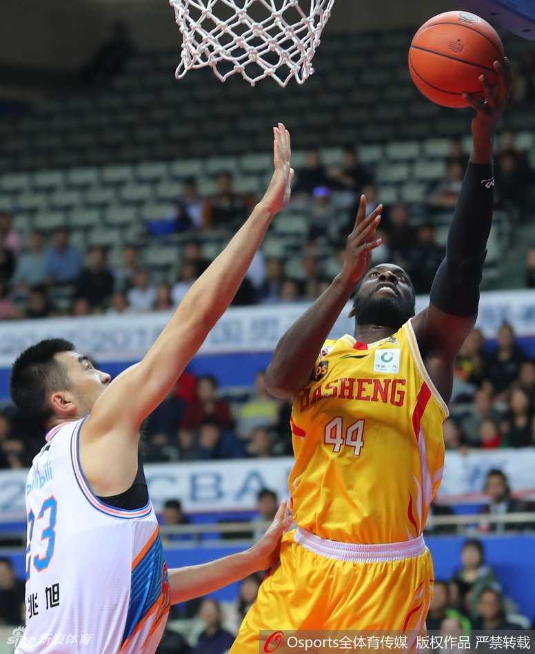 残阵同曦客场掀翻上海,帕戈首秀送妙传郭一飞成关键先生 赛前全场为南京大屠杀遇难同胞默哀,球场灯光暗淡,气氛庄严肃穆,球员们低垂着头,寄托着对历史的缅怀与对和平的祈盼。