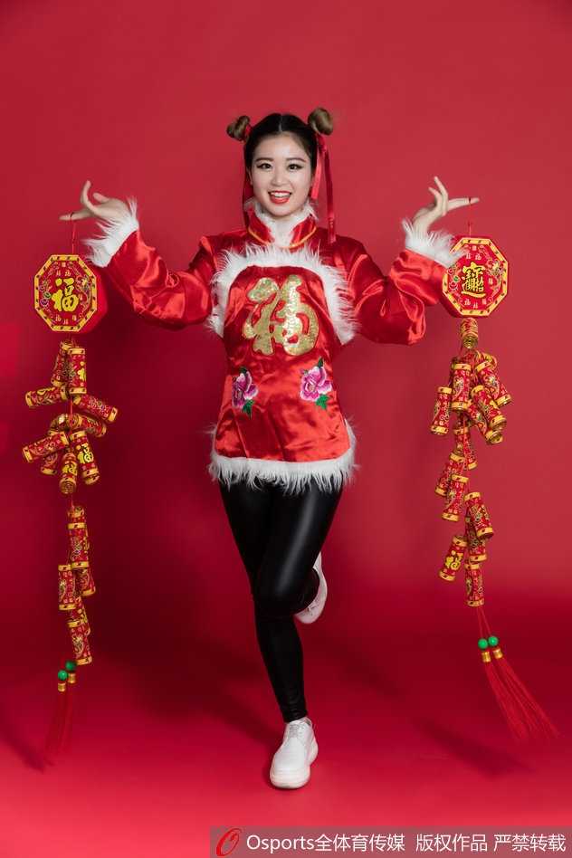 民俗霓裳舞新春 篮球宝贝赛场绽放中国风 盛装打扮的篮球宝贝侧身回眸,中国红的上衣与精致的妆容在光影下格外明艳,展现了古典与现代交织的独特气质。