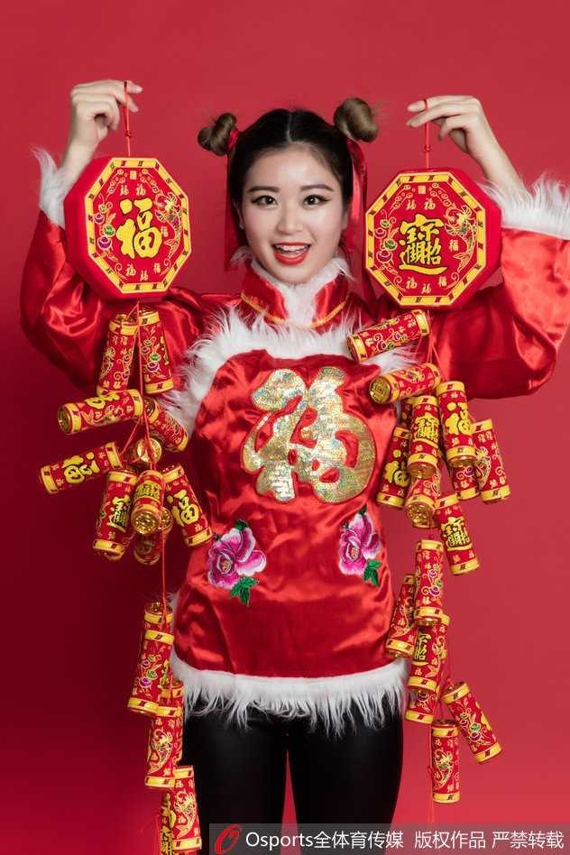 民俗霓裳舞新春 篮球宝贝赛场绽放中国风 宝贝手持传统手绢花,眼神俏皮灵动,民俗服饰的精致纹样与青春面容相映成趣,传递出浓浓的年味与喜乐。