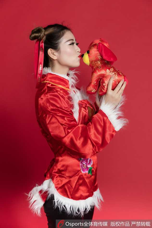 民俗霓裳舞新春 篮球宝贝赛场绽放中国风 两位宝贝亲密依偎,一人手持大红扇,一人轻摇手绢,满屏的喜庆红色与可爱表情,完美诠释了“闺蜜装”迎新春的欢乐氛围。