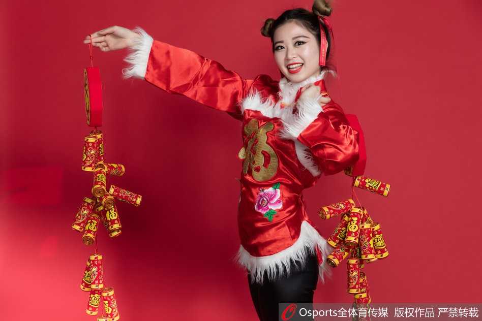 民俗霓裳舞新春 篮球宝贝赛场绽放中国风 篮球宝贝们身着一袭火红民俗盛装,笑靥如花,在镜头前灵动跳跃,仿佛将新春的喜庆与活力一同定格。