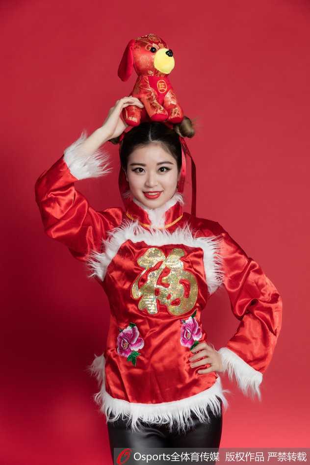 民俗霓裳舞新春 篮球宝贝赛场绽放中国风 在一片红火喜庆的背景中,篮球宝贝双手比心,笑容灿烂夺目,民俗盛装与青春活力完美交融,定格了新年的美好祈愿。