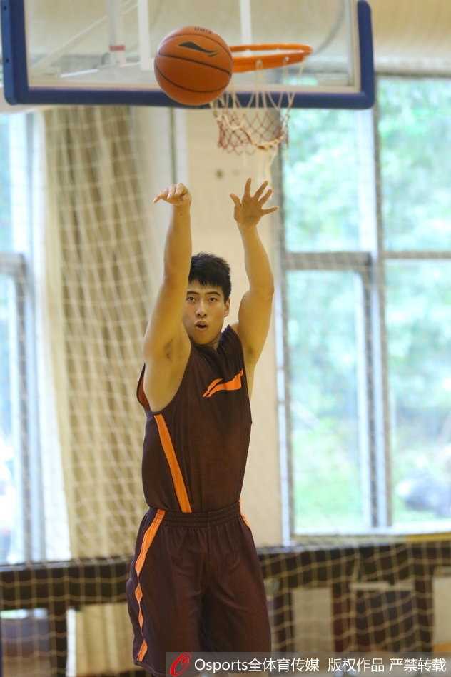 一位不知名的球员在体测中奋力一投，他的投篮动作或许不够标准，甚至有些别扭，但脸上全力以赴的神情，正是对职业赛场和体测挑战的最大尊重。