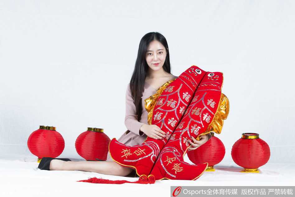 暖阳轻洒，啦啦队女孩侧身回眸，香肩微露，笑容中满是新春的喜悦与娇俏