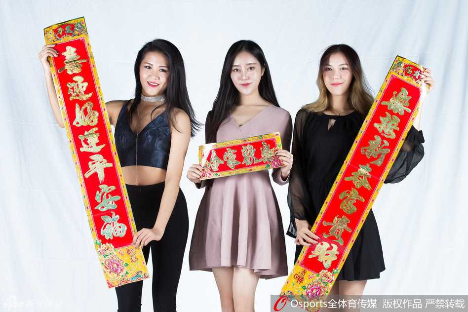 身着亮色表演服的队员双手叉腰，身姿挺拔，自信的气场与身后的新春装饰相映生辉