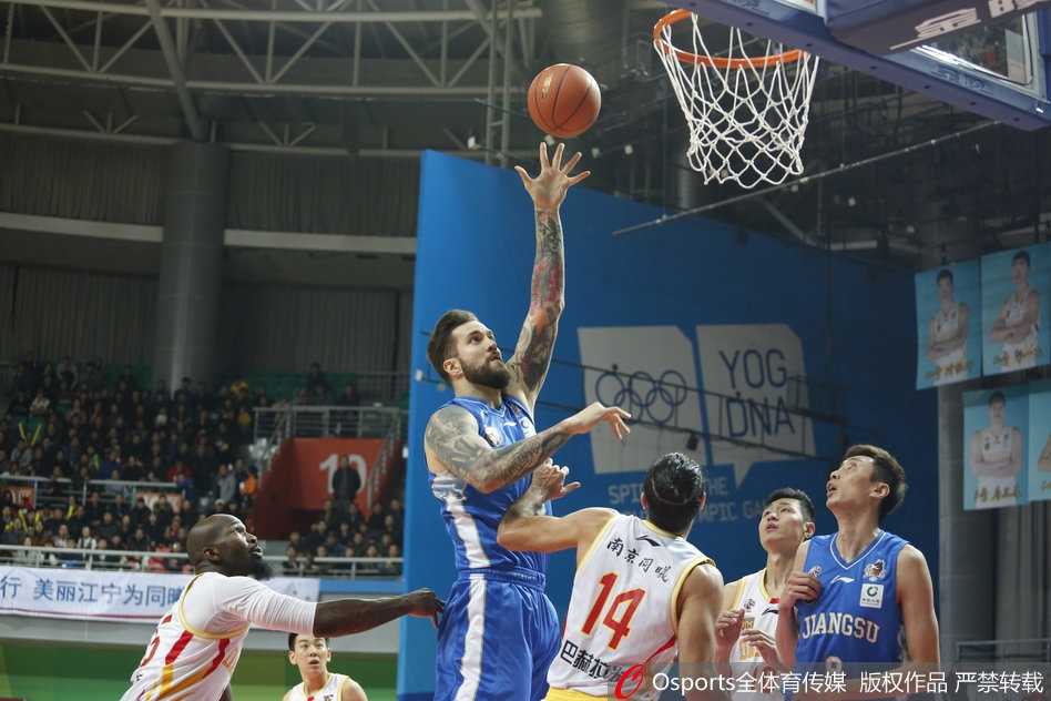 同曦外援多米尼克·琼斯在严密防守下强行起跳，身体在空中舒展开来，力求为球队打破僵局。