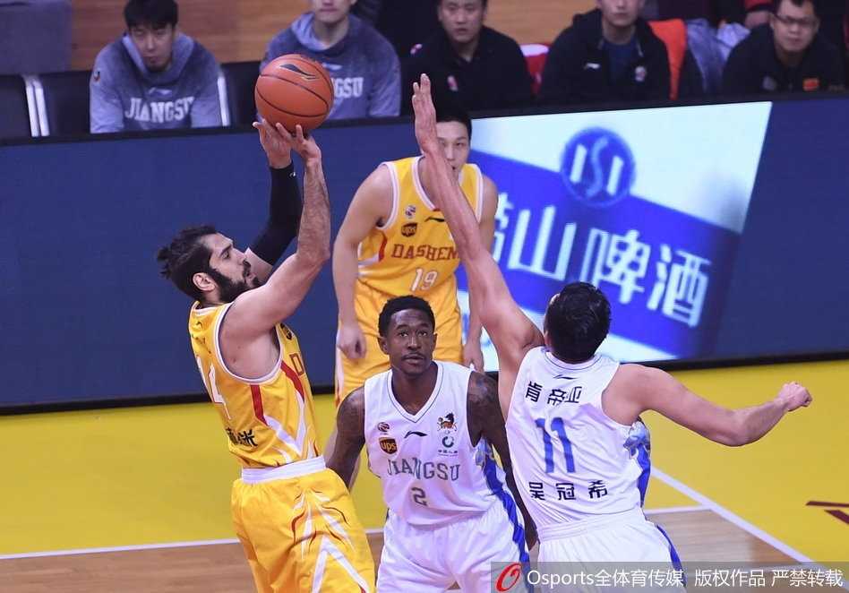 江苏德比烽火再燃,小科比49分闪耀龙城,肯帝亚主场静候齐鲁劲敌 拉杜利察泰山压顶般完成单手劈扣,篮筐在颤抖,替补席上的队友们瞬间疯狂,仿佛看到了巨兽降临人间