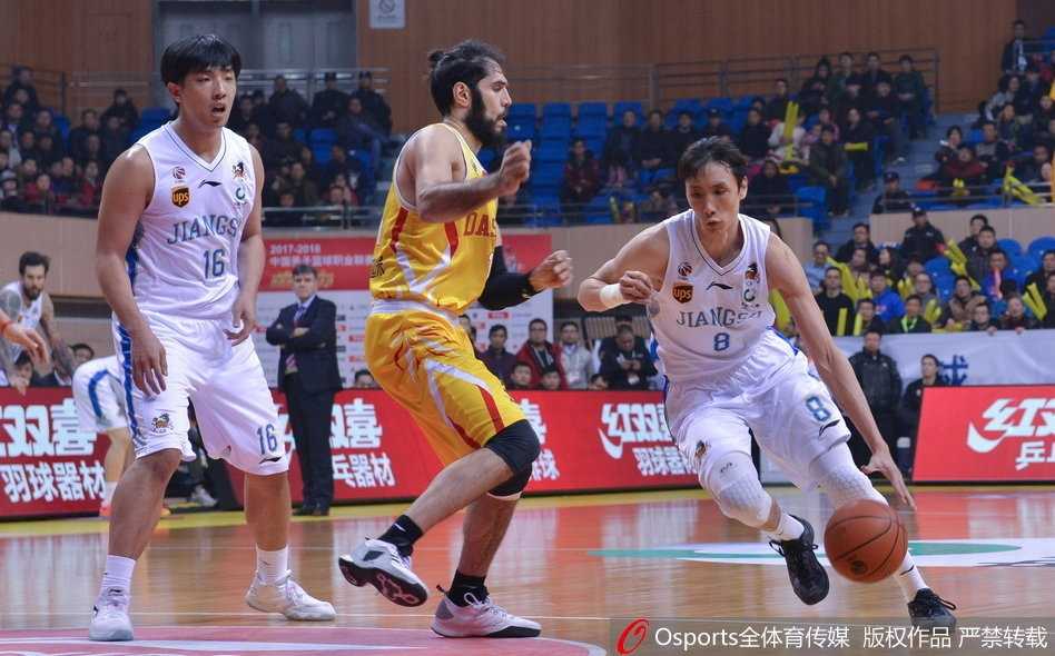 江苏德比烽火再燃,小科比49分闪耀龙城,肯帝亚主场静候齐鲁劲敌 马尚·布鲁克斯在对方两人的夹击缝隙中如灵蛇般突破,眼神坚毅地望向篮筐,整个龙城体育馆似乎都随着他的动作屏住了呼吸