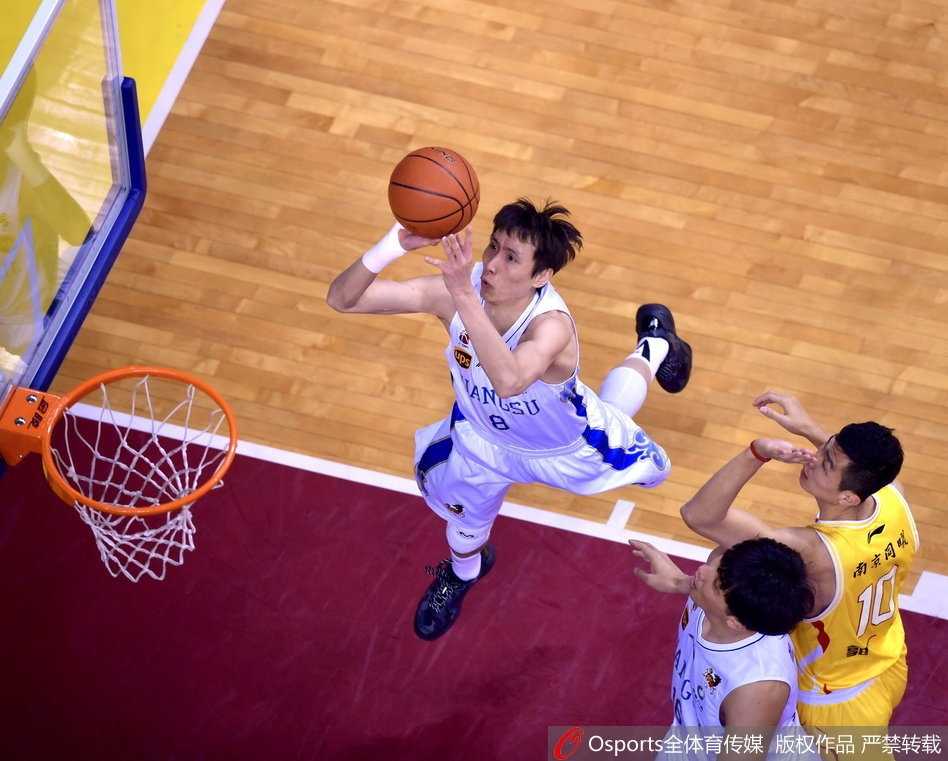 江苏德比烽火再燃,小科比49分闪耀龙城,肯帝亚主场静候齐鲁劲敌 希克森在拉杜利察的长臂干扰下强行上篮,肌肉碰撞的声音仿佛穿透了图片,让人感受到内线搏杀的原始力量