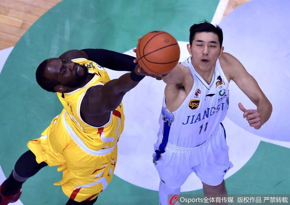 江苏德比烽火再燃,小科比49分闪耀龙城,肯帝亚主场静候齐鲁劲敌 易立如老将舞剑般轻盈飘逸,面对防守球员冷静地将球送入篮筐,眉宇间透露出久经沙场的从容与坚定