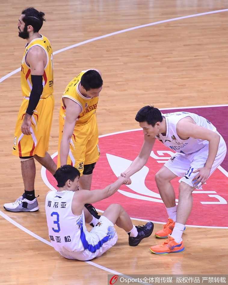 江苏德比烽火再燃,小科比49分闪耀龙城,肯帝亚主场静候齐鲁劲敌 巴赫拉米在对抗中失去平衡,却依然用尽全身力气将球抛向篮筐,波斯弯刀的血性与坚韧在这一刻展现得淋漓尽致