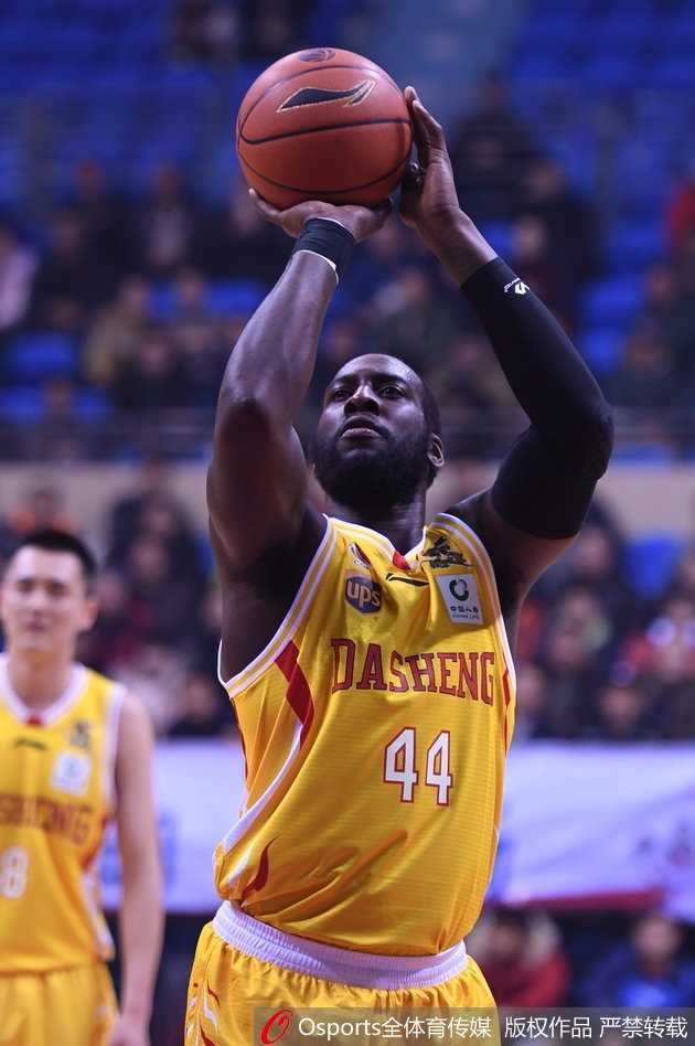 江苏德比烽火再燃,小科比49分闪耀龙城,肯帝亚主场静候齐鲁劲敌 宋建骅飞身救球,身体平拍出界,眼神却依然死死盯着篮球的方向,这一刻胜负已不再重要,拼搏的精神照亮了整个赛场