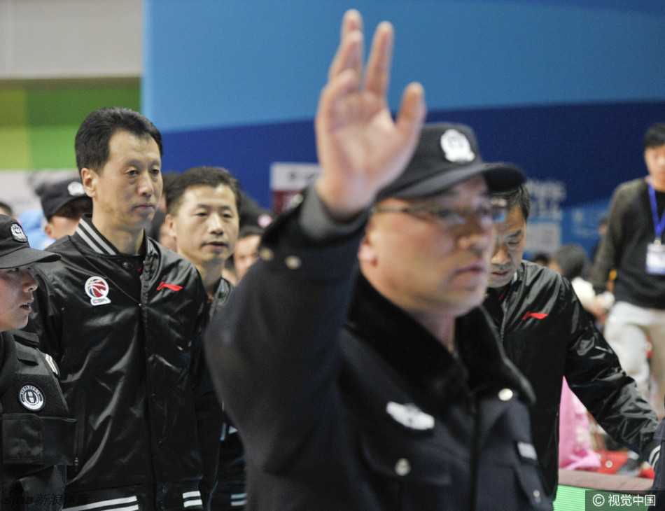 面对突然闯入的不速之客，几名安保人员迅速从四面围拢过来，试图阻止这名情绪激动的俱乐部高官。但吕平依然不依不饶地指着裁判方向，口中念念有词，场面一度陷入僵持。