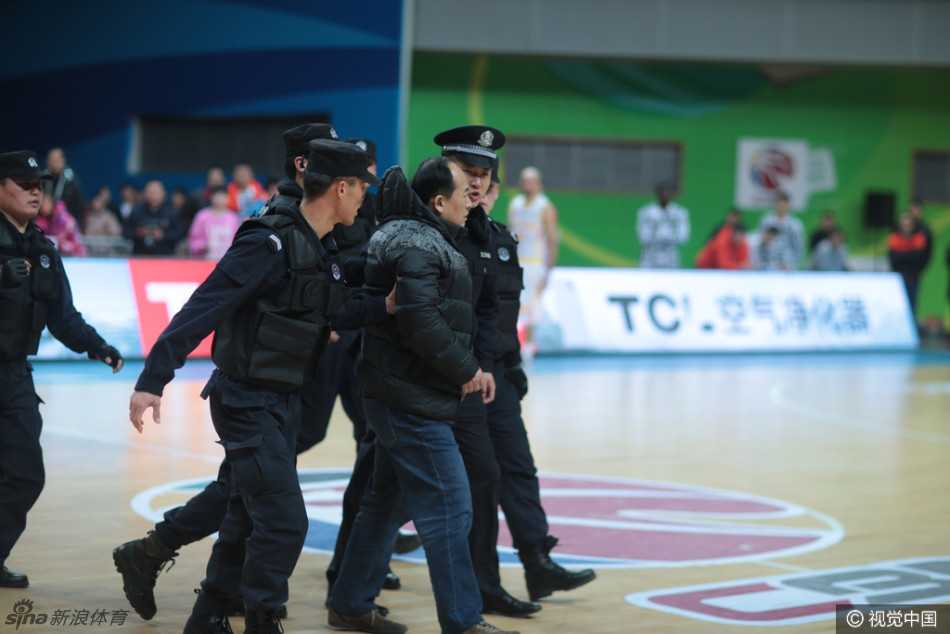 比赛最后8.1秒，江苏同曦副董事长吕平情绪失控闯入赛场中央，无视比赛进行中，径直冲向当值裁判，伸手试图强行抢夺裁判手中的篮球，现场气氛骤然凝固。