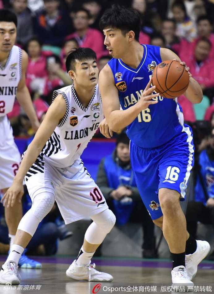 江苏攻克辽宁主场显黑马本色 韩德君孤掌难鸣难救主 辽宁队核心后卫赵继伟在江苏肯帝亚队员的严密包夹下艰难运球,他眼神坚毅试图撕开防线,但江苏的防守如同铁索横江,让辽宁的进攻步履维艰。