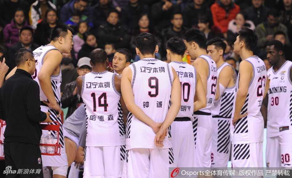 江苏攻克辽宁主场显黑马本色 韩德君孤掌难鸣难救主 江苏队小将史鸿飞在快攻中顶住辽宁队的追防,顽强地将球送入篮筐并搏得加罚,他全场贡献9分,这次2+1也为江苏队的胜利奠定了坚实的基础。